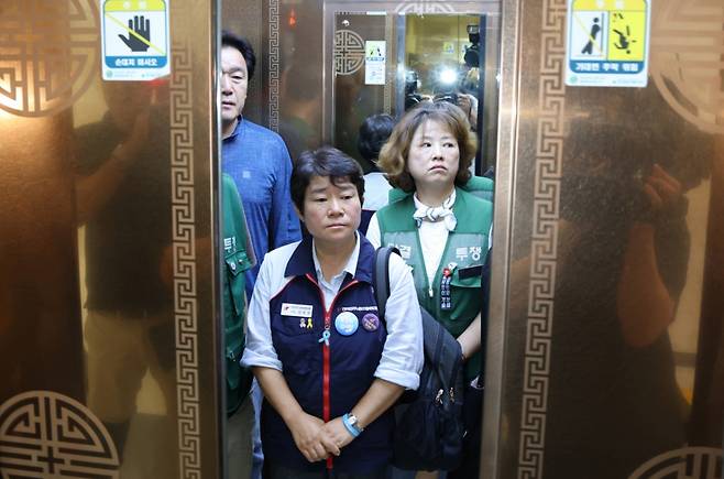 10일 세종시 정부세종청사 고용노동부에서 열린 최저임금위원회 제12차 전원회의에서 민주노총 소속 근로자위원들이 최저임금 인상률에 반대하며 회의장을 떠나고 있다. 2025.7.10/뉴스1  Copyright (C) 뉴스1. All rights reserved. 무단 전재 및 재배포,  AI학습 이용 금지. /사진=뉴스1