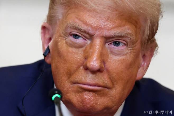 도널드 트럼프 미국 대통령이 9일(현지시간) 워싱턴DC 백악관 국빈 식당에서 열린 가봉, 기니비사우, 라이베리아, 모리타니, 세네갈의 등 아프리카 국가 정상들과의 오찬에서 모두 발언을 듣고 있다./로이터=뉴스1