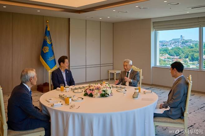 [서울=뉴시스] 이재명 대통령이 11일 서울 용산 대통령실에서 조갑제 조갑제닷컴 대표, 정규재 전 한국경제 주필과 오찬 회동을 하고 있다. (사진=대통령실 제공) 2025.07.11. photo@newsis.com *재판매 및 DB 금지 /사진=