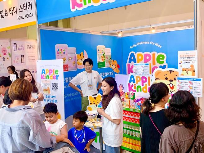 팜스빌이 '제55회 서울국제유아교육전 & 키즈페어'에서 체험 부스를 운영 중이다/사진제공=팜스빌