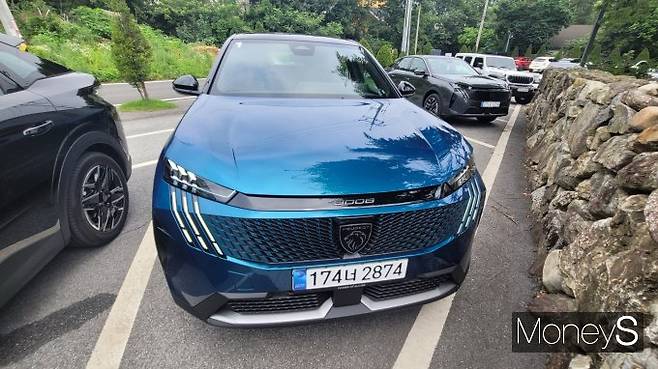 푸조 '올 뉴 3008 스마트 하이브리드'의 외모는 스포티한 느낌이다. /사진=김창성 기자