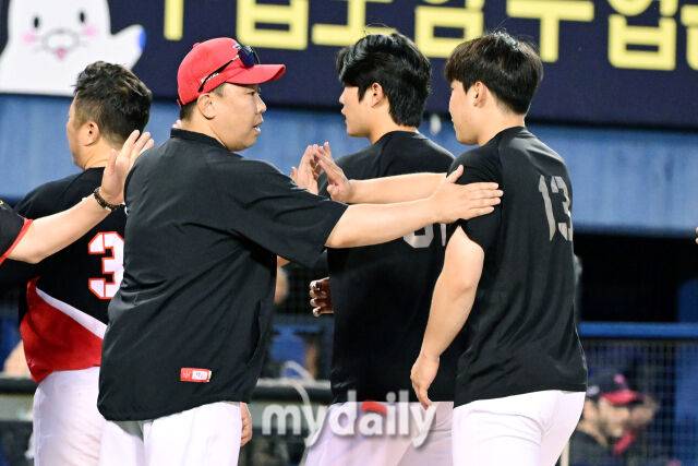 29일 오후 서울 잠실야구장에서 진행된 '2025 프로야구 KBO리그' KIA-LG의 경기. 기아 이범호 감독이 12-2로 승리한 뒤 선발 윤영철에게 축하의 인사를 건네고 있다./마이데일리