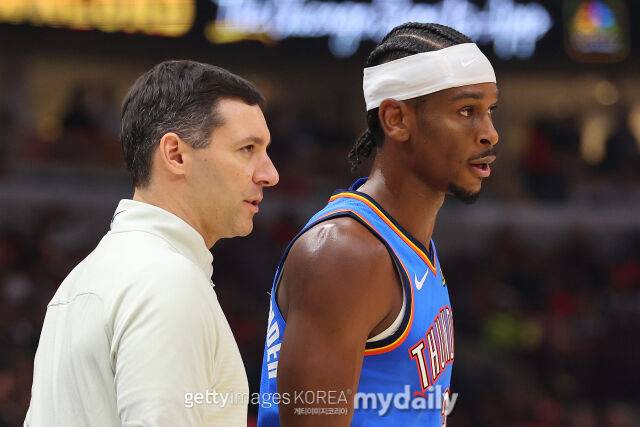 올 시즌 오클라호마시티의 NBA 파이널 우승을 합작한 데이그널트 감독(왼쪽)과 샤이 길저스-알렉산더. /게티이미코리아