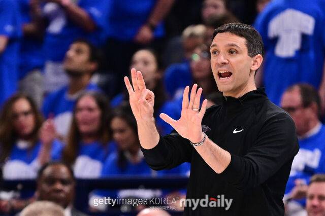 작전 지시를 내리는 데이그널트 감독. /게티이미코리아