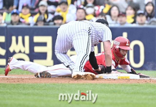 3일 오후 서울 잠실야구장에서 진행된 '2025 프로야구 KBO리그' LG트윈스와 SSG랜더스의 경기. SSG 최지훈이 3회초 2사 1루서 견제구에 1루로 몸을 던지고 있다. 원심은 아웃, 비디오판독 결과 세이프로 정정./마이데일리