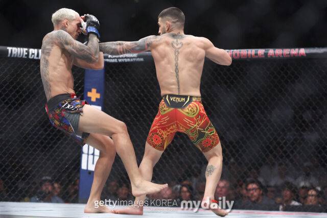 토푸리아(오른쪽)와 타격전을 벌이는 올리베이라. /게티이미지코리아