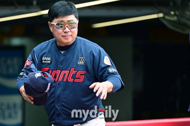 15일 오후 인천SSG랜더스필드에서 진행된 '2025 프로야구 KBO리그' 롯데-SSG의 경기. 롯데 김태형 감독이 SSG 이숭용 감독과 인사를 하고 있다./마이데일리