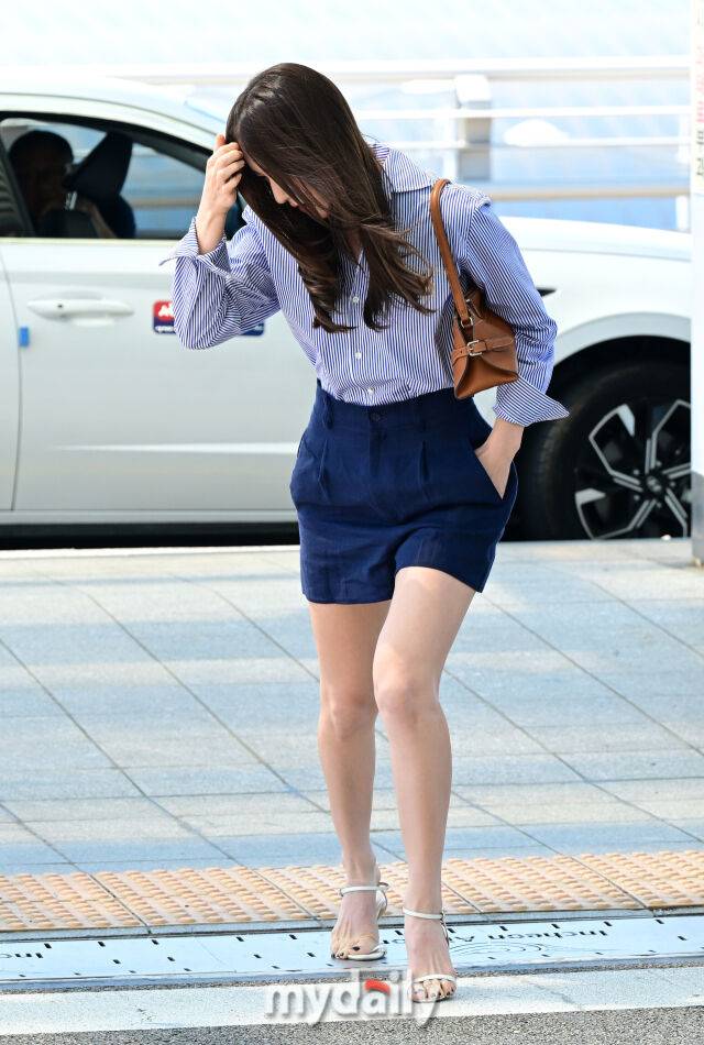 정수정이 건널목을 건너려는 순간 하이힐 굽이 배수 구멍에 빠져 당황하고 있다 / 인천공항 = 유진형 기자 zolong@mydaily.co.kr