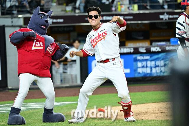 11일 대전 한화생명 볼파크 야구장에서 열린 2025 신한 SOL뱅크 KBO 올스타 프라이데이' 남부 올스타(상무·KT·삼성·NC·롯데·KIA) - 북부 올스타(한화·SSG·LG·두산·고양 히어로즈) 경기. 북부 이율예(SSG)가 7회초 1사 2루에 타석에 들어서며 춤을 선보이고 있다./대전=한혁승 기자