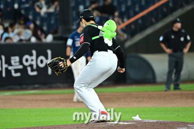 11일 대전 한화생명 볼파크 야구장에서 열린 2025 신한 SOL뱅크 KBO 올스타 프라이데이' 남부 올스타(상무·KT·삼성·NC·롯데·KIA) - 북부 올스타(한화·SSG·LG·두산·고양 히어로즈) 경기. 남부 김재원(KT)이 8회말 2사에 마운드에 둘리 인형을 업고 둘리춤을 추고 있다./대전=한혁승 기자