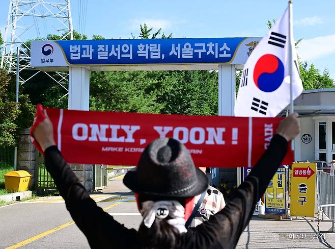 윤석열 전 대통령이 직권남용 등 혐의로 재구속 된 가운데 지난 10일 오전 윤 전 대통령이 수감된 경기도 의왕시 서울구치소에서 윤 전 대통령 지지자들이 구호를 외치고 있다. 이상섭 기자