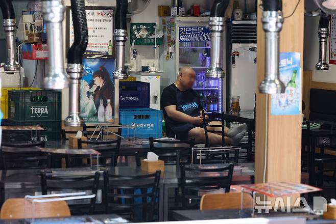 [서울=뉴시스] 황준선 기자 = 지난달 12일 서울 시내 한 음식점에서 업주가 손님을 기다리고 있다. (사진은 기사와 직접 관련이 없습니다.) 2025.07.11. hwang@newsis.com