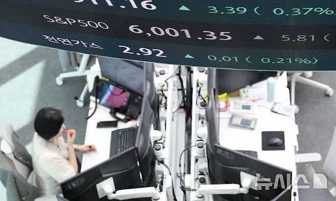 [서울=뉴시스] CNBC, CNN에 따르면 이날 나스닥 종합 지수는 0.09% 상승한 20630.67에, S&P500 지수는 0.27% 오른 6280.46을 기록하며, 이틀 연속 사상 최고치로 장을 마감했다. 사진은 서울 중구 하나은행 딜링룸에서 직원들이 업무를 보고 있다.  2025.07.11.