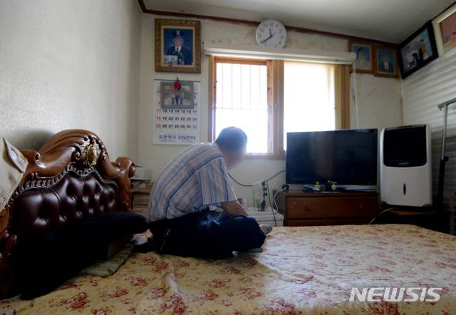 [광주=뉴시스]김혜인 기자 = 광주 남구 월산동 한 연립주택에서 홀로 사는 80대 노인이 방 안에서 냉풍기 바람을 쐬고 있다.2021.07.27.hyein0342@newsis.com
