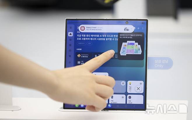 [서울=뉴시스] 김근수 기자 = 삼성전자 신형 폴더블 스마트폰 갤럭시 Z 폴드7 및 플립7 공개 첫 날인 10일 서울 서초구 삼성 강남점에서 소비자들이 스마트폰 제품을 살펴보고 있다. 2025.07.10. ks@newsis.com