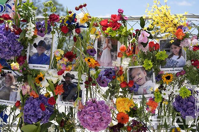 [커빌(텍사스)=AP/뉴시스]10일(현지 시간) 미국 텍사스 커빌에 마련된 추모 공간에 대규모 홍수 희생자들의 사진이 전시돼 있다. 2025.07.11.