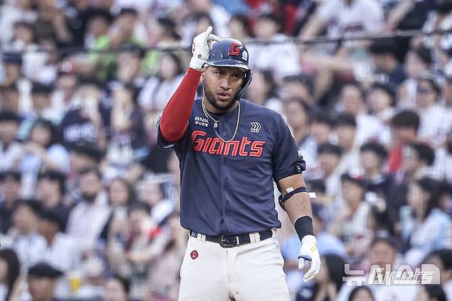 [서울=뉴시스] 프로야구 롯데 자이언츠 레이예스가 6월7일 서울 잠실구장에서 열린 2025 신한 쏠뱅크 KBO리그 두산 베어스와의 경기에서 안타를 친 뒤 환호하고 있다. (사진=롯데 자이언츠 제공) 2025.06.07.