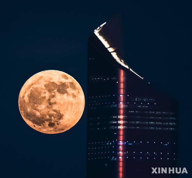 [쿠웨이트시티=신화/뉴시스] 10일(현지 시간) 쿠웨이트 수도 쿠웨이트시티 상공에 7월 보름달인 ‘벅 문'(Buck Moon)이 떠 있다. '벅 문'은 북미 원주민들의 명칭으로 수사슴(buck)의 뿔이 여름철 급속히 자라는 시기를 의미한다. 2025.07.11.