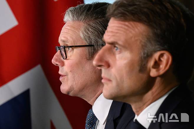 [런던=AP/뉴시스] 키어 스타머 영국 총리(왼쪽)와 에마뉘엘 마크롱 프랑스 대통령이 10일(현지 시간) 영국 런던 노스우드 사령부를 방문하고 '의지의 연합' 회의를 주재하고 있다. 2025.07.11.