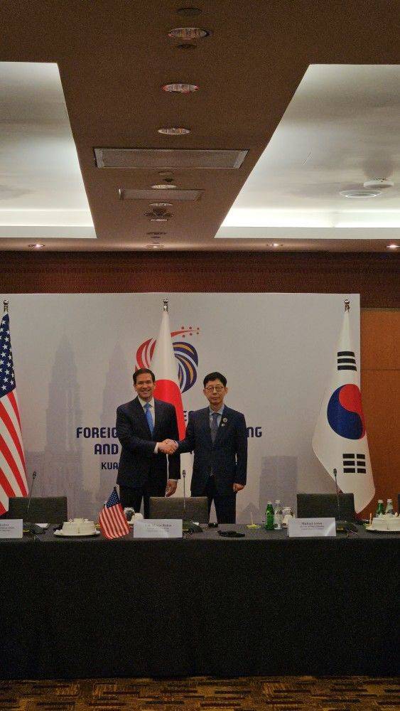 [쿠알라룸푸르=뉴시스]외교부 공동취재단= 11일 말레이시아 쿠알라룸푸르 컨벤션센터에서 한미일 외교장관 회의에 참석한 박윤주 외교부 1차관이 마코 루비오 미국 국무장관과 악수를 나누고 있다.  2025.07.11 pjh@newsis.com  *재판매 및 DB 금지