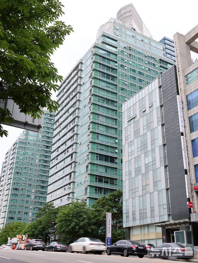 [서울=뉴시스] 이영환 기자 = 24일 서울 서초구 아크로비스타와 서초한샘빌딩이 보이고 있다. 법조계에 따르면 이명현 특별검사가 이끄는 채상병 특검팀은 윤석열 전 대통령 사저 인근에 위치한 서초한샘빌딩에 사무실을 마련하기로 결정했다. 당초 서울중앙지법 인근의 한 건물을 사무실로 사용하는 방안을 검토했으나 최종 계약은 진행하지 않았다. 2025.06.24. 20hwan@newsis.com