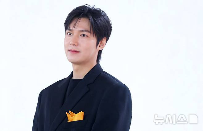 [서울=뉴시스] 김혜진 기자 = 11일 오후 서울 용산구 그랜드 하얏트 서울에서 멀츠 에스테틱스 리프팅 기기 '울쎄라피 프라임'의 앰배서더로 선정된 배우 이민호가 행사에 참석해 있다. 2025.07.11. jini@newsis.com