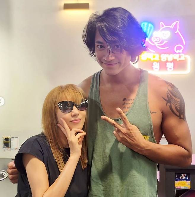 [서울=뉴시스] 김완선(왼쪽), 김요한. (사진=김완선 인스타그램 캡처) 2025.07.11. photo@newsis.com *재판매 및 DB 금지