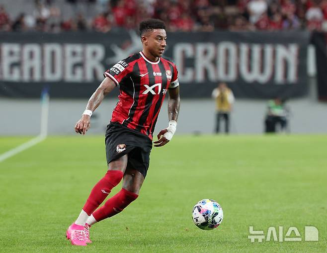 [서울=뉴시스] 이영환 기자 = 지난 2일 오후 서울 마포구 서울월드컵경기장에서 열린 2025 하나은행 코리아컵 8강 전북 현대 모터스와 FC 서울의 경기 전반전, FC 서울 린가드가 드리블을 하고 있다. 2025.07.02. 20hwan@newsis.com