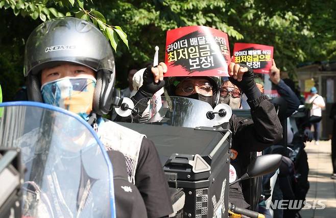 [서울=뉴시스] 조성봉 기자= 지난 5월 29일 오후 서울 여의도 국회 앞에서 열린 '배달플랫폼노조 라이더 최저임금 보장 촉구 집회'에서 참가자들이 구호를 외치고 있다. 2024.05.29. suncho21@newsis.com