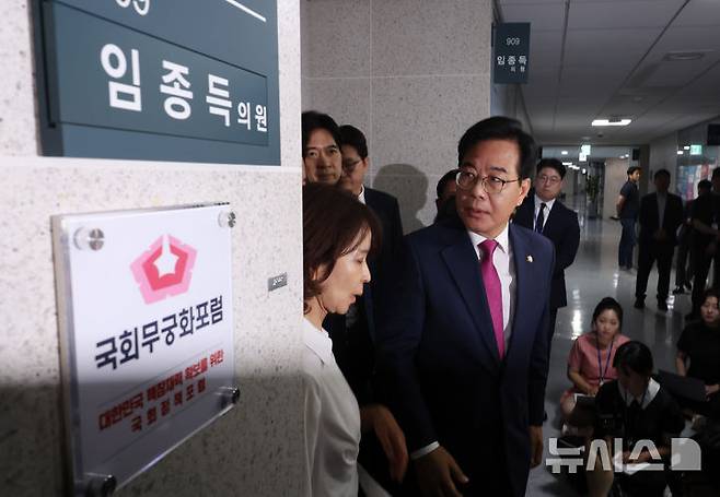 [서울=뉴시스] 고승민 기자 = 송언석 국민의힘 비상대책위원장 겸 원내대표와 의원들이 11일 서울 여의도 국회 의원회관에서 채상병 특검팀 압수수색이 진행 중인 임종득 의원실 앞에서 입장을 밝히고 있다. 2025.07.11. kkssmm99@newsis.com