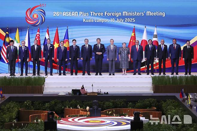 [쿠알라룸푸르=AP/뉴시스] 박윤주(왼쪽 6번째) 외교부 1차관이 10일(현지 시간) 말레이시아 쿠알라룸푸르 컨벤션 센터에서 열린 제26차 아세안+3(한·중·일) 외교장관회의에 참석해 외교 수장들과 함께 기념 촬영하고 있다. 2025.07.11.