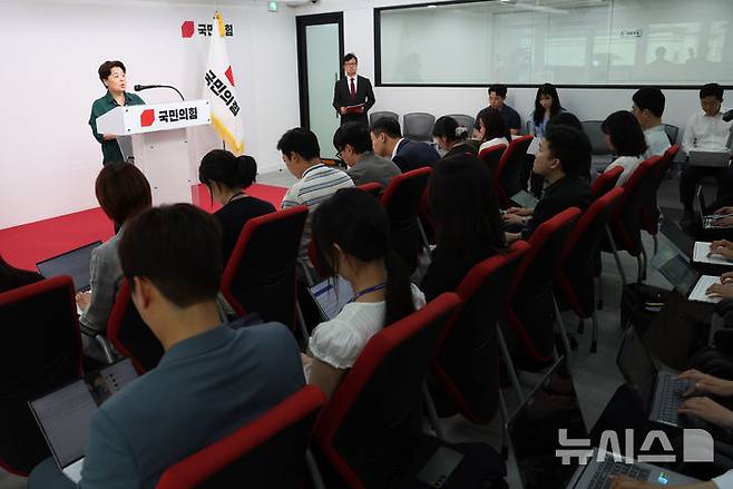 [서울=뉴시스] 김명년 기자 = 윤희숙 국민의힘 혁신위원장이 10일 오후 서울 여의도 국민의힘 중앙당사에서 열린 혁신위 1차 회의 결과 브리핑에서 질문에 답하고 있다.  2025.07.10. kmn@newsis.com