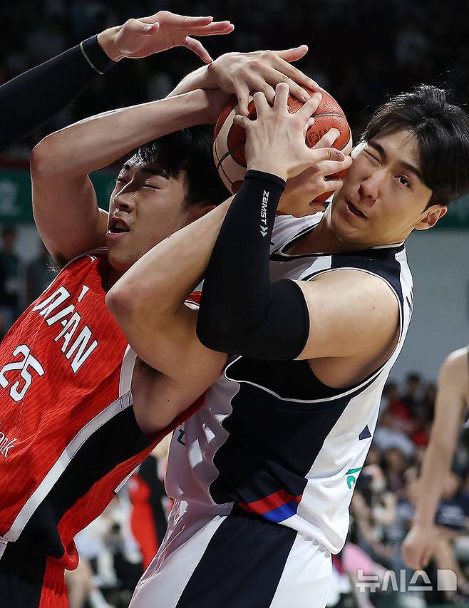 [안양=뉴시스] 조성우 기자 = 11일 오후 안양 동안구 정관장 아레나에서 열린 2025 남자농구 국가대표 평가전 대한민국과 일본의 경기, 한국 문정현과 일본 카와시마 유토가 볼다툼을 벌이고 있다. 2025.07.11. xconfind@newsis.com