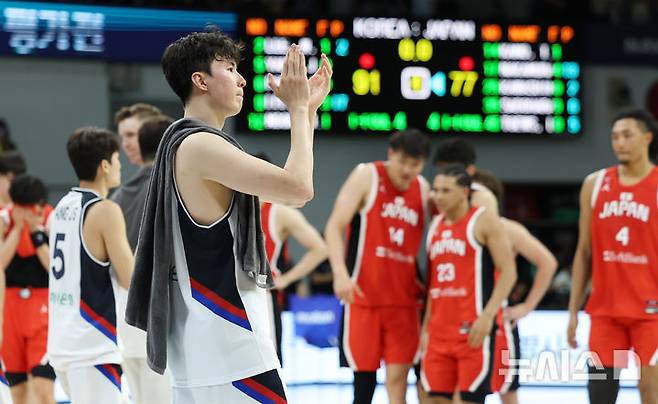 [안양=뉴시스] 조성우 기자 = 11일 오후 안양 동안구 정관장 아레나에서 열린 2025 남자농구 국가대표 평가전 대한민국과 일본의 경기, 대한민국 이현중이 일본에 91-77로 승리를 거둔 뒤 기뻐하고 있다. 2025.07.11. xconfind@newsis.com