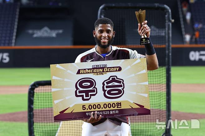 [대전=뉴시스] 최진석 기자 = 11일 대전 중구 대전한화생명볼파크에서 열린 2025 KBO리그 올스타 프라이데이 홈런더비에서 우승을 차지한 삼성 디아즈가 기념촬영하고 있다. 2025.07.11. myjs@newsis.com