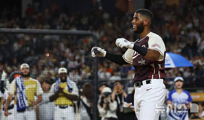 [대전=뉴시스] 최진석 기자 = 11일 대전 중구 대전한화생명볼파크에서 열린 2025 KBO리그 올스타 프라이데이 홈런더비 결승에서 우승을 확정지은 삼성 디아즈가 기뻐하고 있다. 2025.07.11. myjs@newsis.com