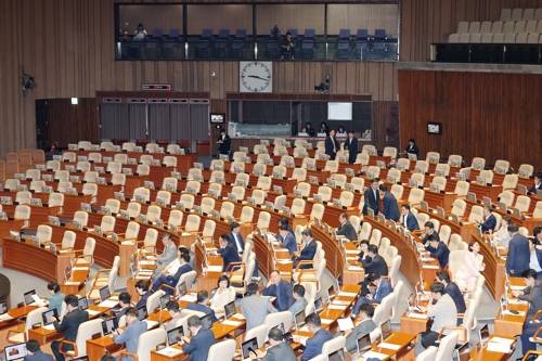 지난 4일 국회 본회의장에서 여당 의원들이 야당 의원들을 기다리고 있는 모습. [사진 제공] 연합뉴스