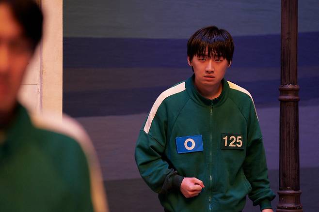 '오징어 게임' 시리즈는 상금 456억 원을 얻기 위해 참가자들이 목숨을 걸고 의문의 서바이벌 게임에 참여하는 이야기를 다룬다. 시즌3는 더 잔혹해진 게임 속에서 살아남은 참가자들의 마지막 운명을 담았다. 넷플릭스 제공