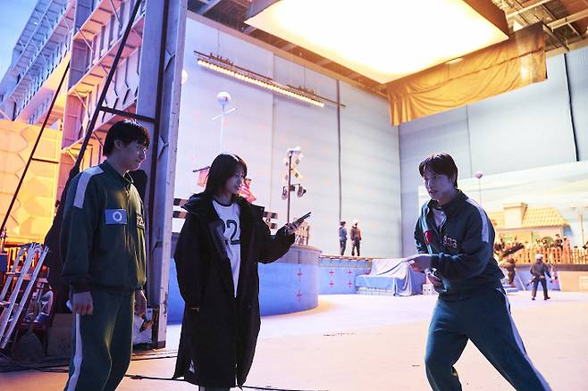 배우 이다윗의 첫 촬영은 5인 6각 게임부터라고 한다. 이 때문에 '무궁화꽃이 피었습니다' 게임 당시 촬영에 참여하지 않아 영희를 직접 보지 못했다고 털어놨다. 그가 줄넘기할 때는 CG 처리를 위해 철수와 영희의 다리 밖에 없었다고 전했다. 넷플릭스 제공