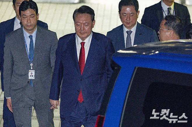 12·3 불법계엄 사태로 특검 수사를 받는 윤석열 전 대통령이 지난 9일 서울 서초구 서울중앙지방법원에서 열린 구속 전 피의자 심문(영장실질심사)을 마치고 대기 장소인 서울구치소로 이동하고 있다. 사진공동취재단