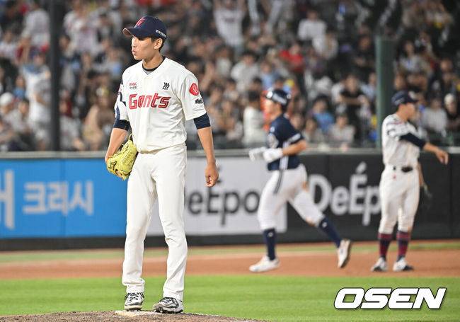 [OSEN=부산, 이석우 기자] 10일 부산 사직야구장에서 2025 신한 SOL 뱅크 KBO 리그 롯데 자이언츠와 두산 베어스의 경기가 열렸다. 홈팀 롯데는 나균안이, 방문팀 두산은 잭로그가 선발 출전했다.롯데 자이언츠 이영재가 9회초 두산 베어스 정수빈에게 우월 솔로 홈런을 맞고 아쉬워하고 있다. 2025.07.10 / foto0307@osen.co.kr