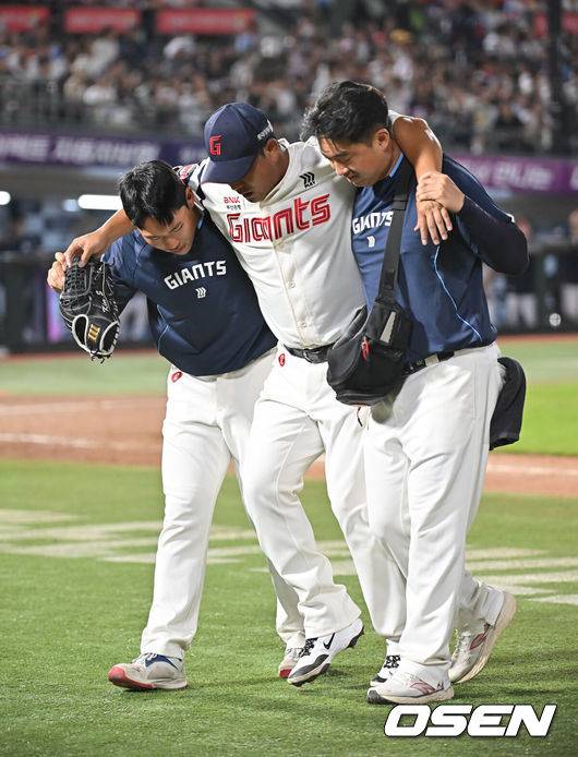 [OSEN=부산, 이석우 기자] 10일 부산 사직야구장에서 2025 신한 SOL 뱅크 KBO 리그 롯데 자이언츠와 두산 베어스의 경기가 열렸다. 홈팀 롯데는 나균안이, 방문팀 두산은 잭로그가 선발 출전했다.롯데 자이언츠 김상수가 9회초 다리 부상으로 부축을 받으며 교체되고 있다. 2025.07.10 / foto0307@osen.co.kr