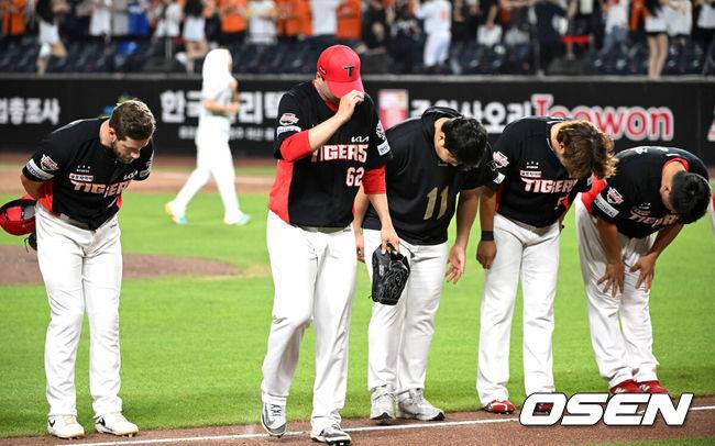 [OSEN=대전, 이대선 기자] 프로야구 한화 이글스가 짜릿한 끝내기 승리로 전반기를 피날레했다. 1위 팀의 위용을 보여주며 시즌 29번째 역전승을 거뒀다.&nbsp;한화는 10일 대전 한화생명볼파크에서 치러진 2025 신한 SOL Bank KBO리그 KIA 타이거즈와의 홈경기를 3-2 끝내기로 승리했다.&nbsp;1-2로 뒤진 9회말&nbsp;KIA 마무리투수 정해영을 상대로 루이스 리베라토의 밀어내기 볼넷으로 동점을 만든 뒤 문현빈의 10구 풀카운트 승부 끝에 끝내기 안타로 대역전극을&nbsp;완성했다.&nbsp;경기 종료 후 KIA 선수들이 관중석을 향해 인사를 하고 있다. 2025.07.10 /sunday@osen.co.kr
