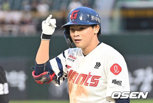 [OSEN=부산, 이석우 기자] 9일 부산 사직야구장에서 2025 신한 SOL 뱅크 KBO 리그 롯데 자이언츠와 두산 베어스의 경기가 열렸다. 홈팀 롯데는 이민석이, 방문팀 두산은 곽빈이 선발 출전했다.롯데 자이언츠 박찬형이 2회말 2사 2,3루 빗맞은 타구가 파울 라인을 벗어나지 않으며 1타점 내야 안타가 되자 세리머니를 하고 있다. 2025.07.09 / foto0307@osen.co.kr