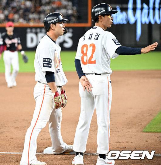 [OSEN=대전, 이대선 기자] 10일 오후 대전 한화생명볼파크에서 2025 신한 SOL Bank KBO리그 한화 이글스와 KIA 타이거즈의 경기가 열렸다.한화는 황준서, KIA는 네일을 선발로 내세웠다.5회말 2사 1,2루에서 한화 최인호의 볼넷 때 견제사를 당한 3루주자 유로결이 아쉬운 표정을 짓고 있다. 2025.07.10 /sunday@osen.co.kr