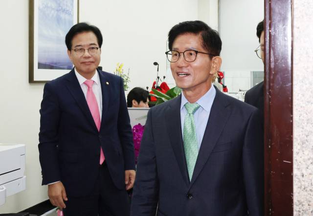 ▲국민의힘 김문수 전 대선 후보(오른쪽)가 지난 4일 국회를 방문, 송언석 비상대책위원장 겸 원내대표와 만난 뒤 나오고 있다. ⓒ연합뉴스