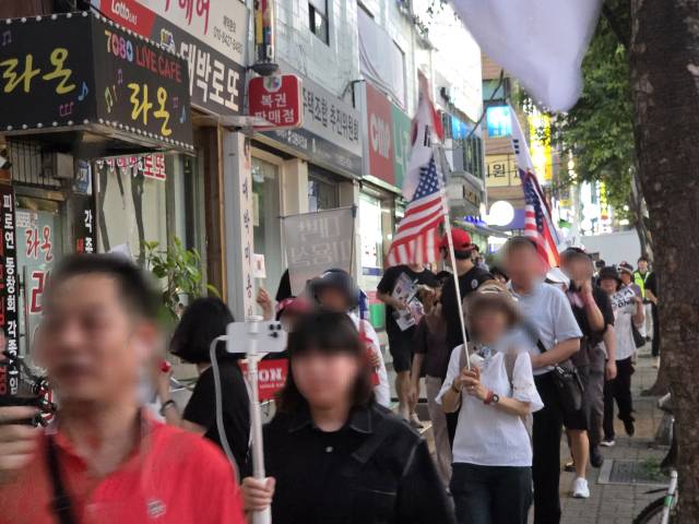 ▲극우 시위대가 11일 서울 영등포구 대림동을 행진하며 주민들에게 "중국X 꺼져"와 같은 혐오성 발언을 하며 위협을 가했다. ⓒ프레시안(박상혁)