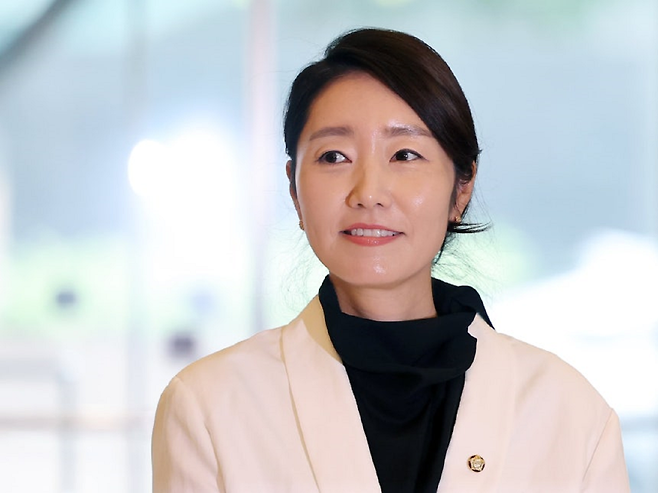 강선우 여성가족부 장관 후보자가 지난달 26일 오후 서울 종로구 이마빌딩에 마련된 인사청문회 사무실로 출근하고 있다. 뉴스1