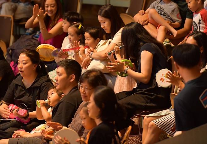 어린이 관객이 오케스트라와 함께 합주하는 장면.&nbsp;