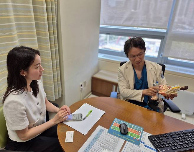 지난 10일 서울 서초구 반포동 서울성모병원 비뇨의학과 진료실에서 만난 홍성후 교수가 전립선 모형을 들고 설명하고 있다. 서울성모병원